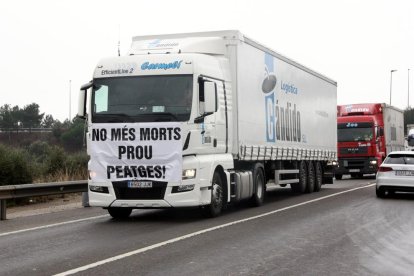 Un camió amb el cartell 'No més morts. Prou Peatges' durant una marxa lenta a l'N-340 al Vendrell.