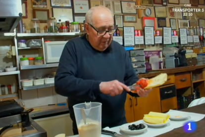 Eduard Boada fent un dels seus emblemàtics entrepans.