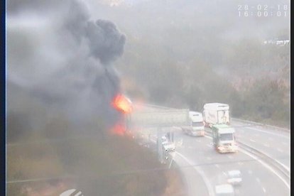 El vehicle es troba al voral de la via i està provocant petites retencions.