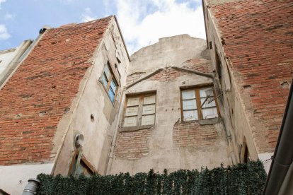 Imagen del estado del edificio abandonado.