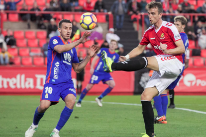 Manu Barreiro disputando una pelota en el Nou Estadi durante el partido contra el Oviedo.