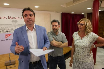 Els tres regidors de Cs a Reus, Juan Carlos Sánchez, Pepa Labrador i Guillem Figueras.