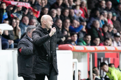 Nano Rivas, en el área técnica del Nou Estadi.