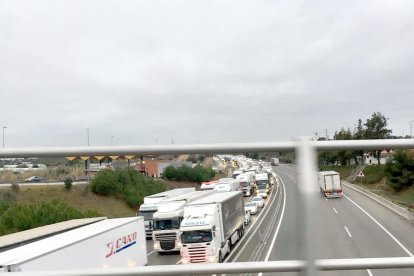 Imatge de la cua que ha causat l'accident a la Pobla de Montornès.