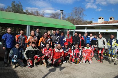 Fotografia de grup dels participants en la 15a Trobada de Motos Veteranes de Muntanya de l'Aleixar.