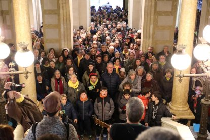 Imatge de la concentració dintre de l'Ajuntament de Tarragona.