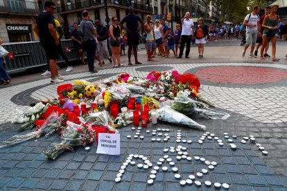 Rams de flors i objectes de tot tipus dipositats al mural de Miró de la rambla de Barcelona en record a les víctimes dels atemptats.