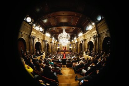 Imagen con perspectiva de ojo de buey en el hemiciclo del Parlamento durante el discurso de Quim Torra este 14 de mayo del 2018.