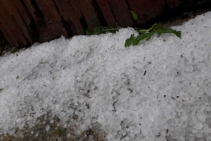 La pluja ha arribat a Querol acompanyada de calamarsa.