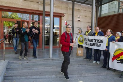 Los bomberos saliendo de las dependencias de los juzgados de Reus.