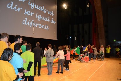 En l'acte hi han participat 700 alumnes de dotze centres educatius de la ciutat.