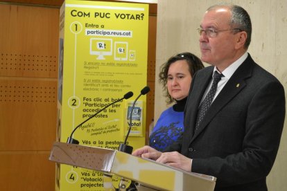 L'alcalde de Reus, Carles Pellicer, i la regidora de  Participació, Ciutadania i Transparència, Montserrat Flores, en la presentació dels resultats dels pressupostos participatius.