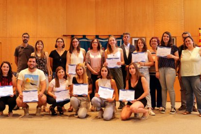 Foto de família dels uanyadors i representants municipals i mestres dels Premis a l'Excel·lència.