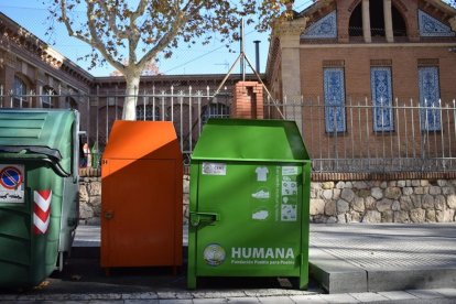 Contenidor ubicat davant l'escola Prat de la Riba de Reus.