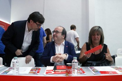 El secretari d'Organització del PSC, Salvador Illa; el primer secretari del partit, Miquel Iceta; i l'adjunta a la primer secretària i alcaldessa de l'Hospitalet, Núria Marín, abans del Consell nacional.