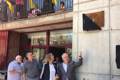 Poblet i Bargas destapant la placa commemorativa