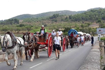 Los Portants de l'Aigua, con sus carros y caballos, pasando por el Pont d'Armentera.