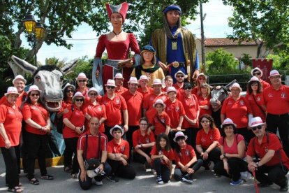 Els Amics dels Gegants participen a una trobada internacional de bestiari a la ciutat francesa de Montblanc.