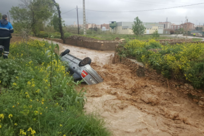 Imagen del vehículo arrastrado por la riera.