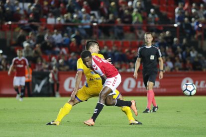 Jean Luc, durant un partit al Nou Estadi contra l'Alcorcón, rival que s'ha acostumat a marxar de Tarragona amb bons resultats.