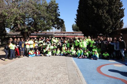 Foto de família de la inauguració de la sala sensorial a l'Escola Solc.