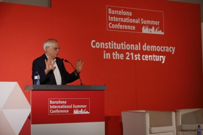 Un moment de la intervenció del ministre d'Exteriors, Josep Borrell, en un acte de Societat Civil Catalana.