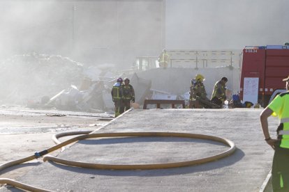 L'incendi s'ha produït a una nau del carrer Rovira i Virgili del polígon Agroreus.