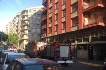 Quatre dotacions dels Bombers de la Generalitat han acudit al carrer Eivissa de Tarragona.