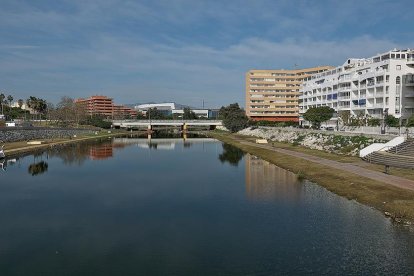 L'home va ingressar amb una fractura a la base del crani, després de rebre un cop de puny quan passejava pel carrer.