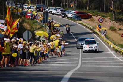 El coche que traslada a Carme Forcadell a Mas d'Enric acompañado de una patrulla de los Mossos, recibo por manifestantes a favor de la libertad de los presos.