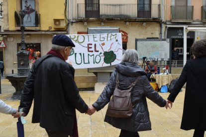 La cadena humana al seu pas per la plaça de la Font