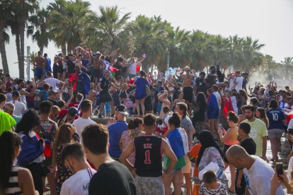 Els francesos celebrant la copa a la font de Salou