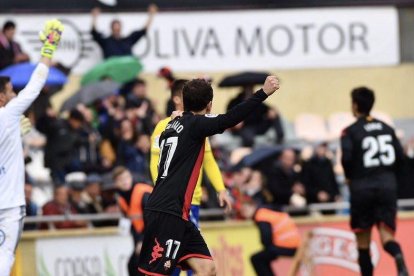 David Haro celebrant el gol de Lekic