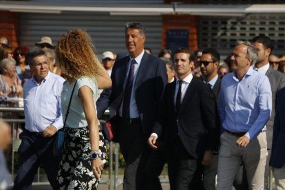 Pla general del president del PPC, Xavier Garcia Albiol, i el president del PP, Pablo Casado, arribant al Passeig Marítim de Cambrils per celebrar l'acte de commemoració de l'atemptat.