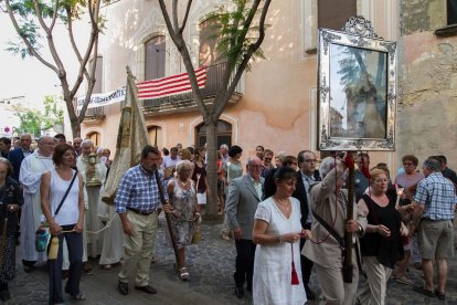 El seguici popular de la localitat va acompanyar la imatge del Quadre durant tot el recorregut.