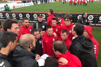 Els jugadors del Nàstic Genuine reben les instruccions tàctiques pel partit