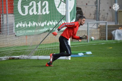 Bernabé Barragán, durante el entrenamiento de este lunes en el Nou Estadi, se prepara para volver a la titularidad.