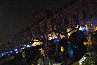 Imatge de tendes de campanya al costat de l'edifici del Parlament.