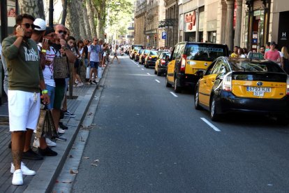 Taxis baixant per la Rambla en marxa lenta, en solidaritat amb les víctimes dels atemptats del 17-A.