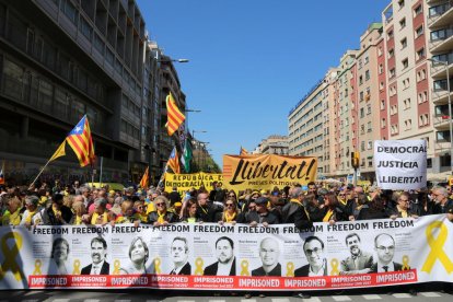 Pla general d'una de les pancartes exhibides a la manifestació de Democràcia i Convivència