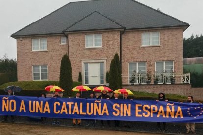 Els membres dela plataforma han desplegat una pancarta davant la casa.