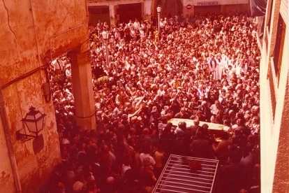 Cambrils se volcó para recibir el ataúd con los despojos del cardenal provenientes del exilio en Suiza, hoy hace cuarenta años.