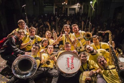 La xaranga Tocabemolls al final d'un concert