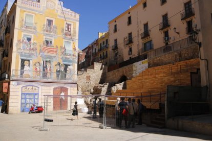 Pla general de la plaça dels Sedassos, amb el tram de grada del circ romà de Tarragona recuperat. Imatge del 19 de juny de 2018