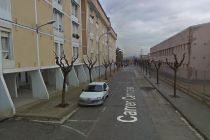 El turisme cremat es trobava estacionat al carrer Centcelles.