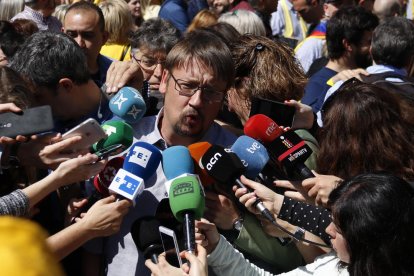 El coordinador general de Catalunya en Comú, Xavier Domènech, en l'atenció als mitjans abans de començar la manifestació de l'Espai Democràcia i Convivència.