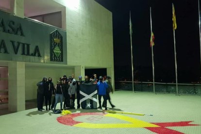 El lazo amarillo con los colores de la bandera española ante el Ayuntamiento d'Els Pallaresos.