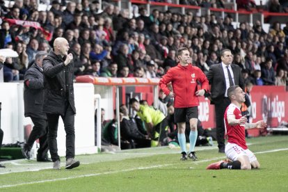 Nano Rivas, en el banquillo del Nàstic, al lado de Tete Morente, durante la derrota contra el Córdoba.