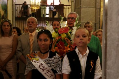 Pla mig de dos infants en primer terme i de l'alcalde Josep Fèlix Ballesteros en el moment de l'ofrena floral a Sant Magí.