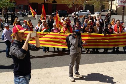 Els manifestants s'han reunit davant l'ajuntament